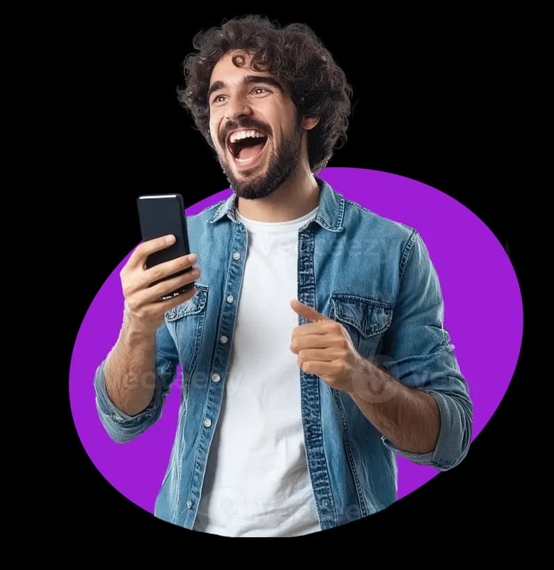 Persona sorprendida mirando el celular